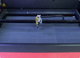 Рабочая область станка составляет 600х400 мм